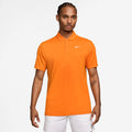 Dri-Fit Victory Court Solid Polo Hombres - naranja, blanco