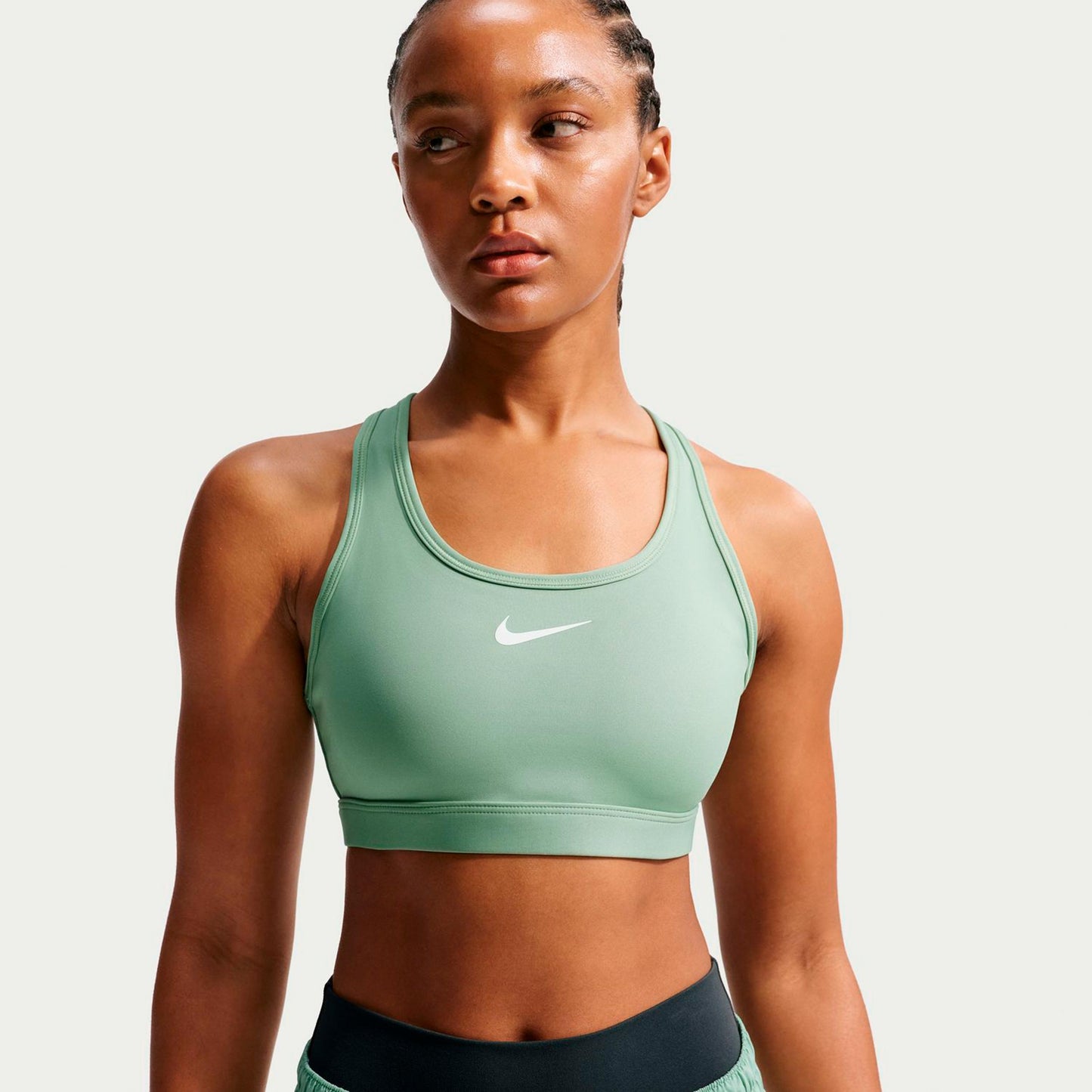 Nike Swoosh Medium Sujetador deportivo Mujeres - salvia, blanco