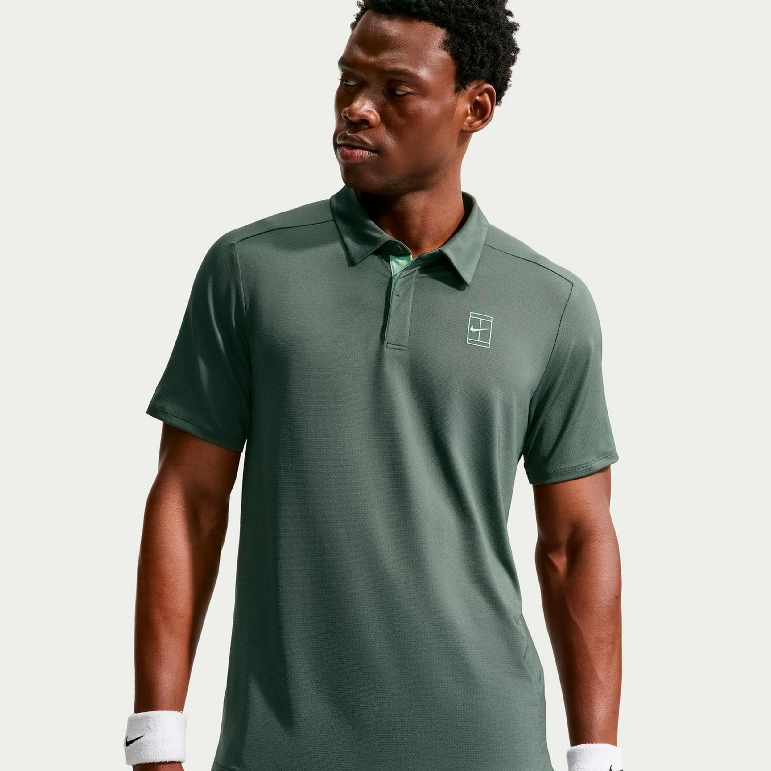 Nike Jannik Sinner Court Dri-FIT Advantage Polo Hombres - verde gris